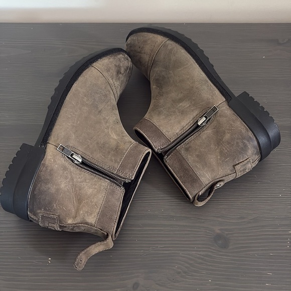 Ugg Attell Black Waterproof Leather Bootie Side Zip Wool Lining Size 7.5 - Picture 9 of 12